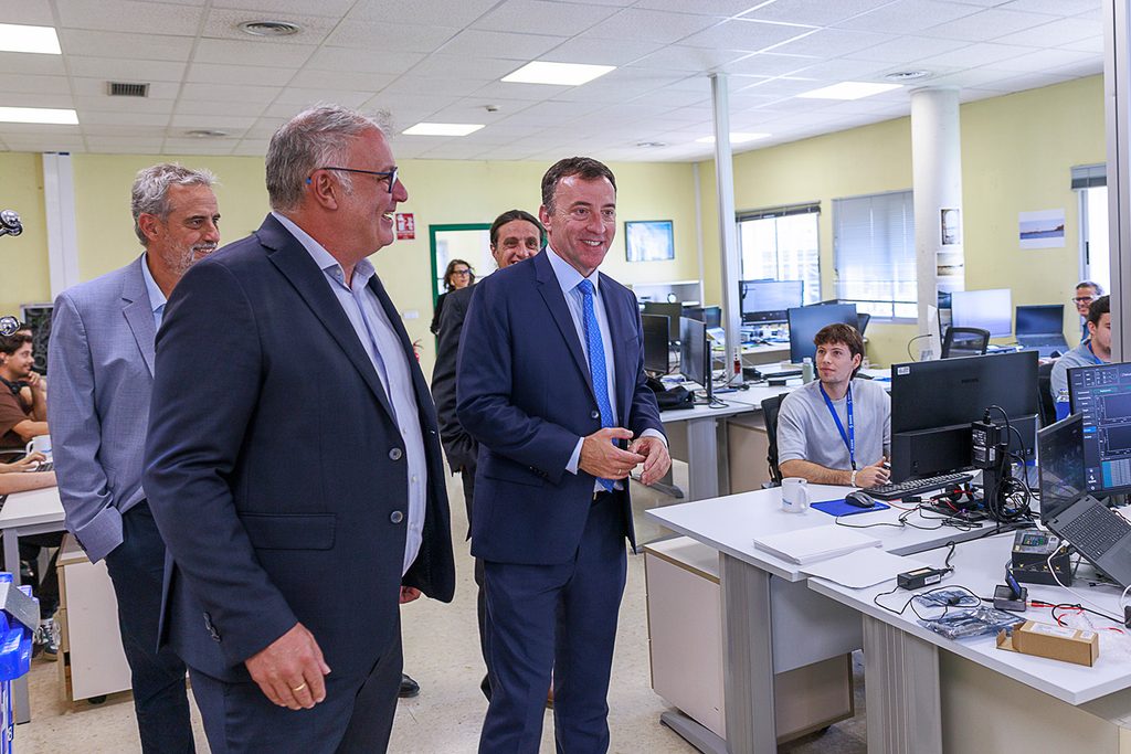 El presidente y el director General de SAES junto al presidente de Navantia recorren las instalaciones de SAES en Cartagena