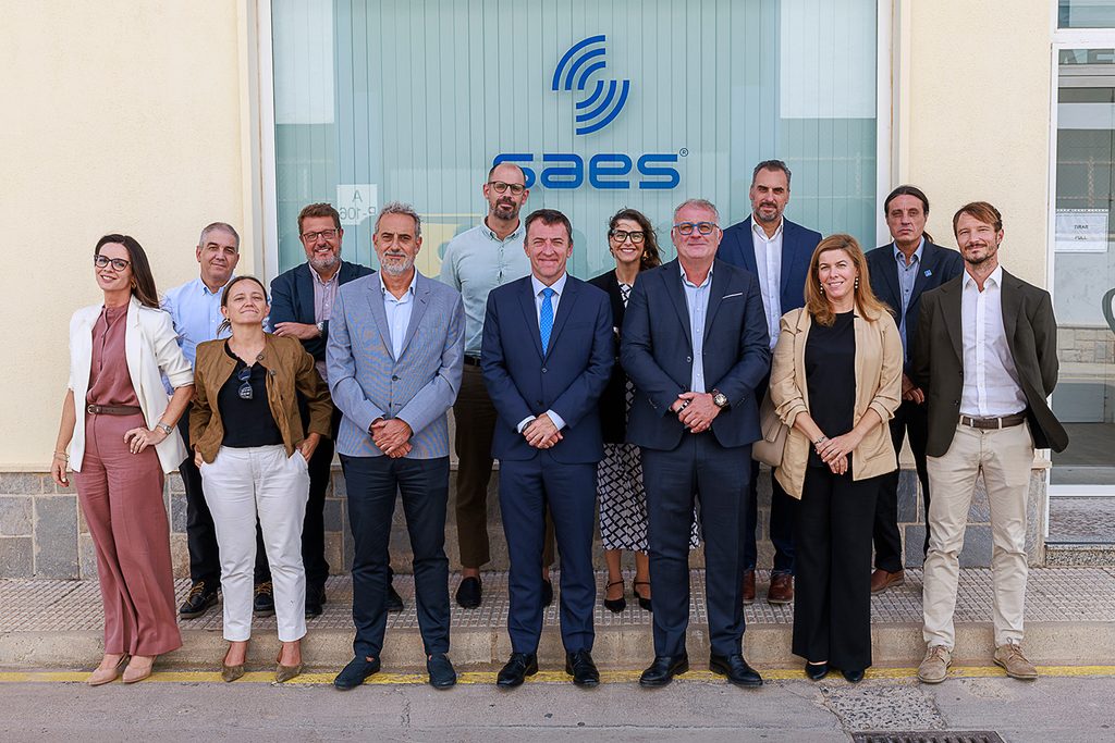 Foto de grupo del Comité de Dirección de SAES y la delegación de Navantia